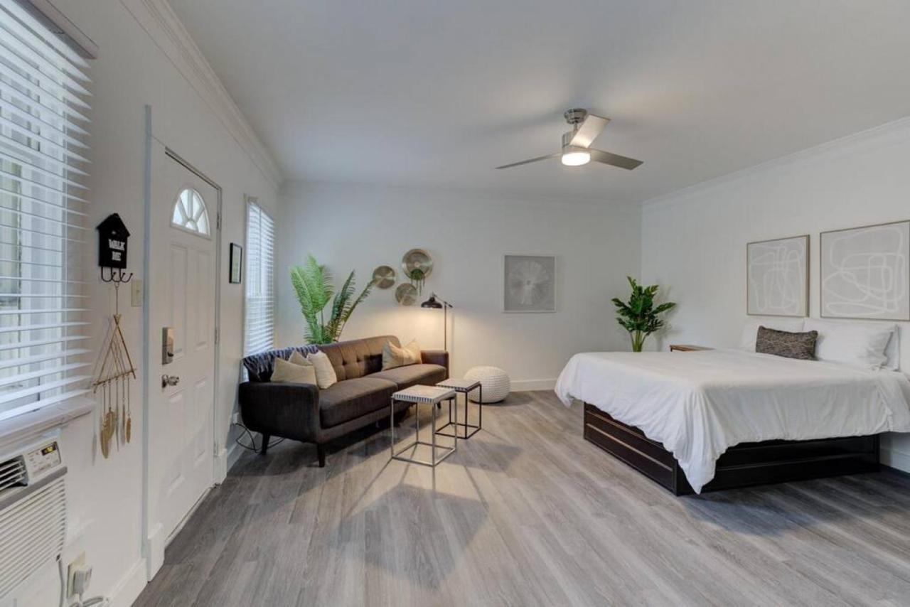 Stunning Neighborhood Apartment *